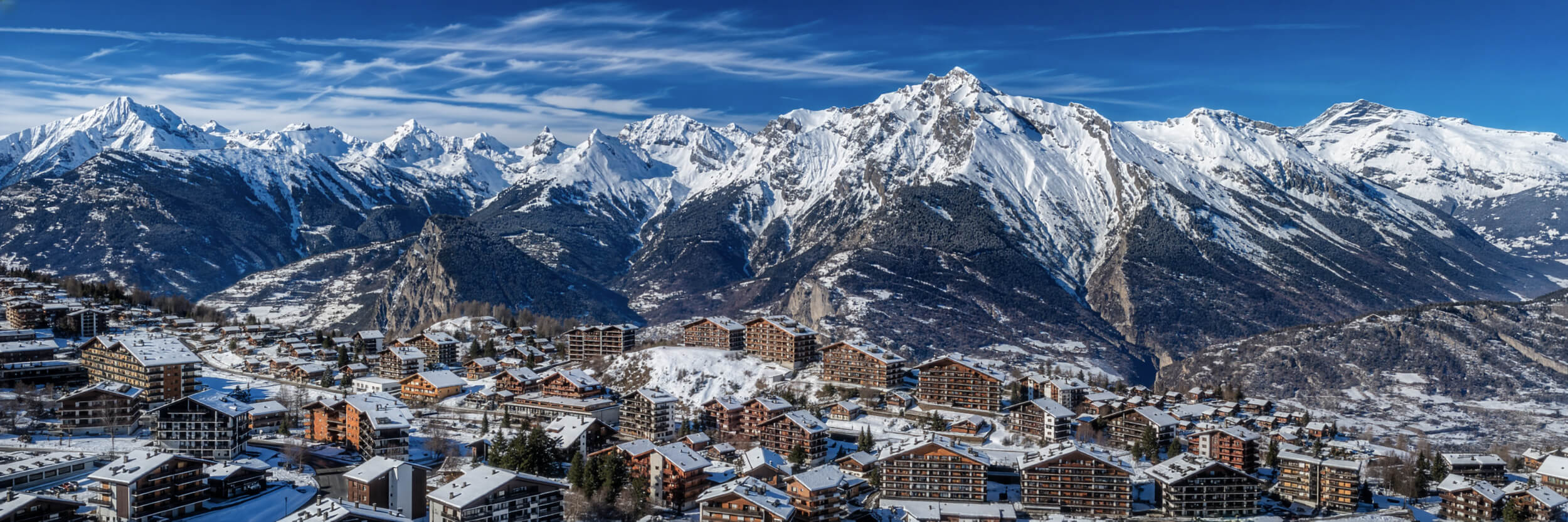 Au cœur de Nendaz, une agence valaisanne proche des gens et ancrée dans les Alpes.